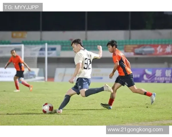 足球明星腿抽筋却依然舞动全场展现非凡魅力与坚持精神